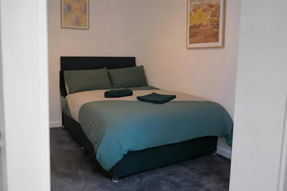 Bed, Bedroom, heating, towels