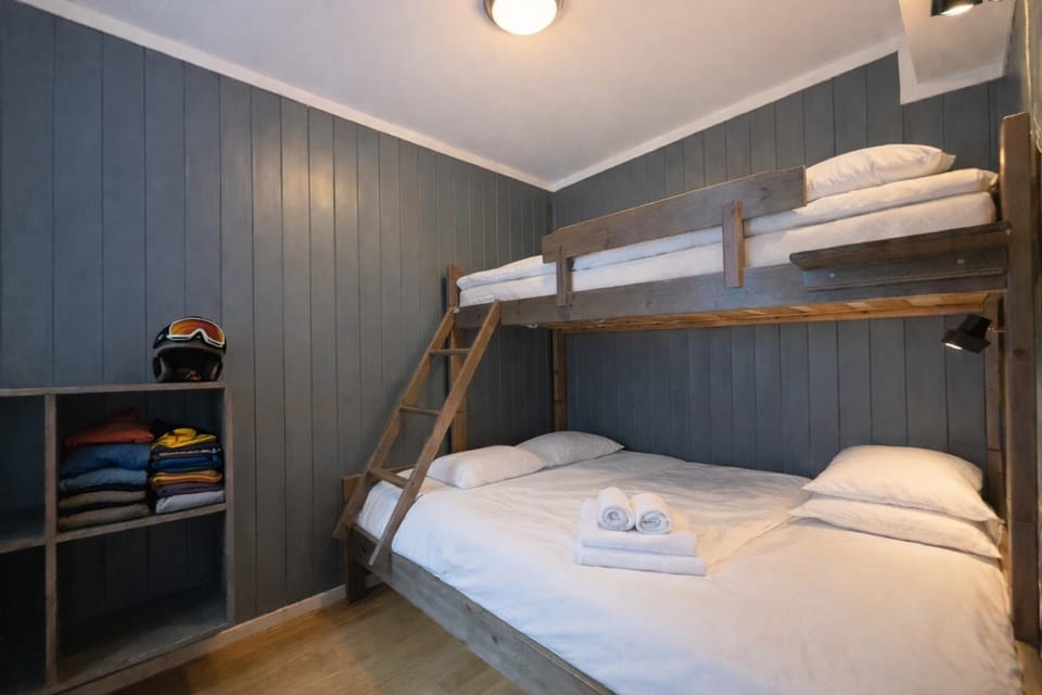 Bed, Photo of the whole room, Bedroom, bunk bed, towels