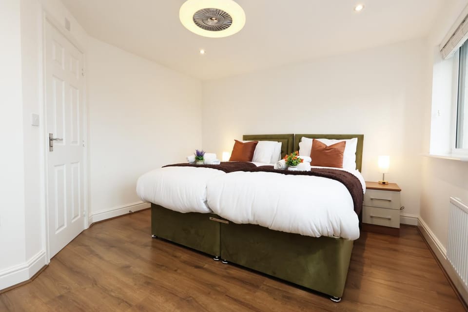 Shower, Toilet, Bed, Bedroom, City view, Bath