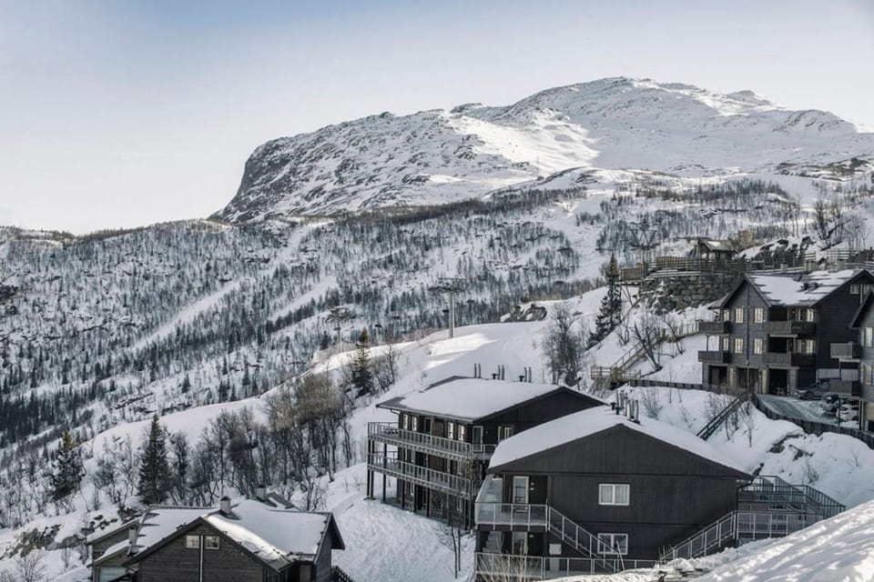 Property building, Nearby landmark, Day, Natural landscape, Winter, Mountain view