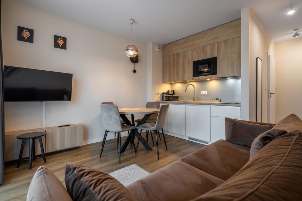 TV and multimedia, Kitchen or kitchenette, Living room, Seating area, Dining area