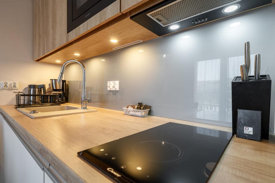 Coffee/tea facilities, Kitchen or kitchenette, stove