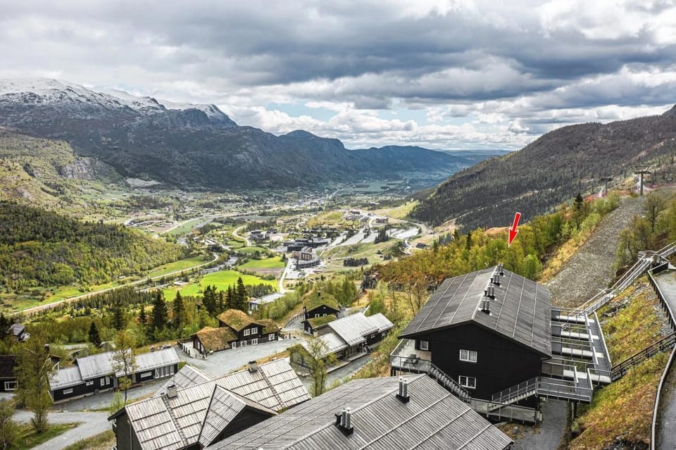 Property building, Nearby landmark, Day, Neighbourhood, Bird's eye view, Mountain view