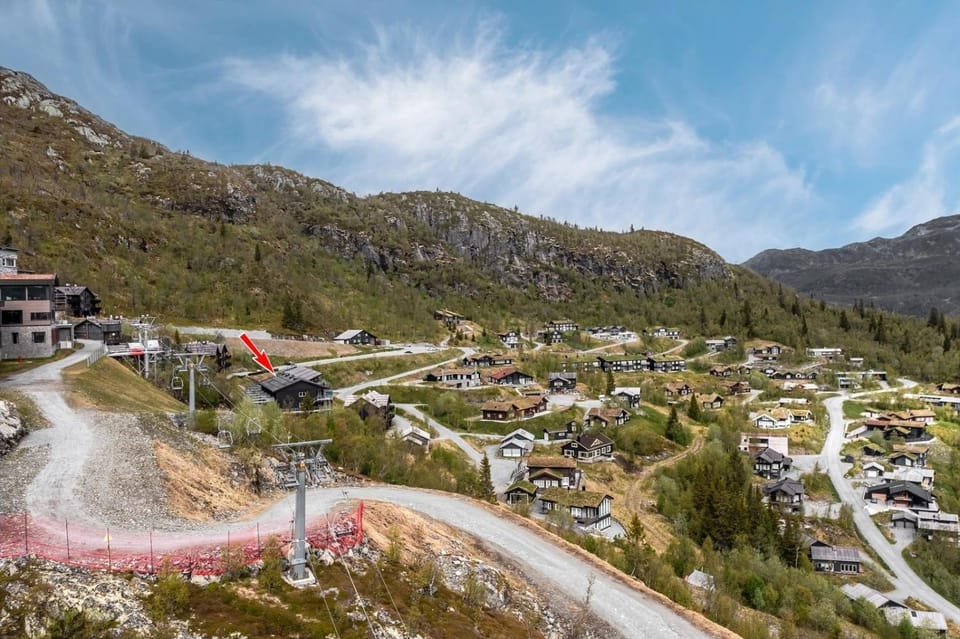 Property building, Day, Neighbourhood, Natural landscape, Mountain view