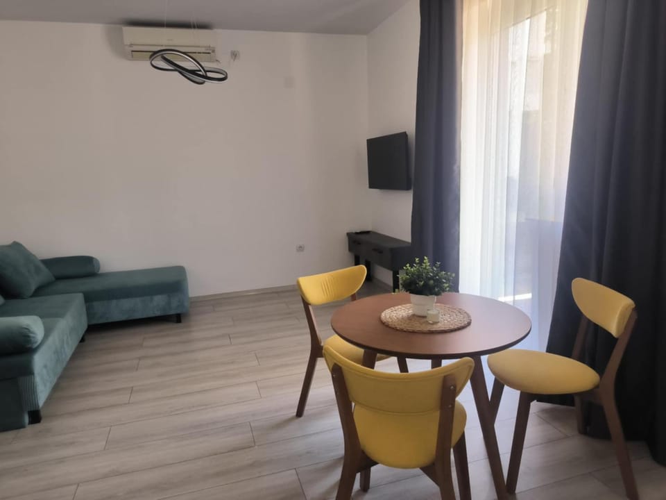 TV and multimedia, Living room, Seating area, Dining area, Evening entertainment, air conditioner