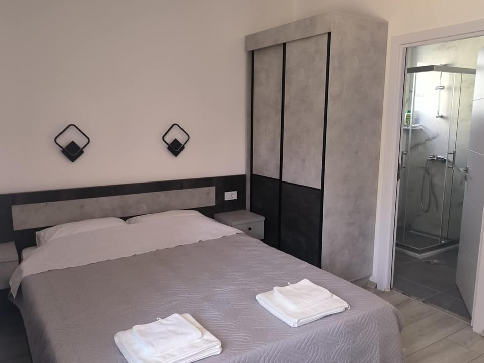 Shower, Bed, Bedroom, towels, wardrobe