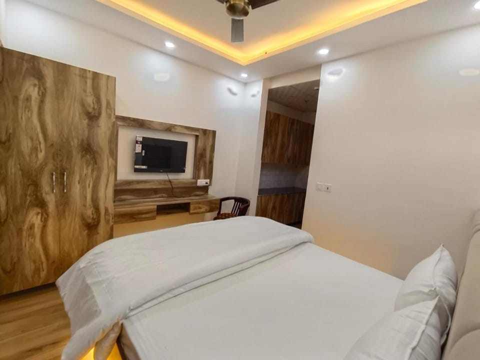 Bed, TV and multimedia, Bedroom