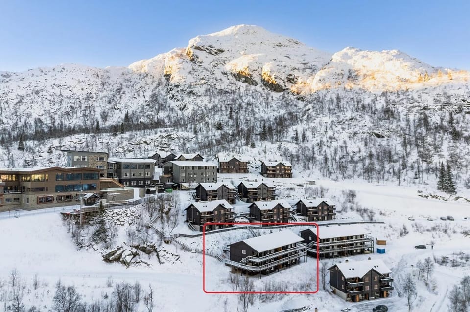 Property building, Day, Neighbourhood, Winter, Mountain view