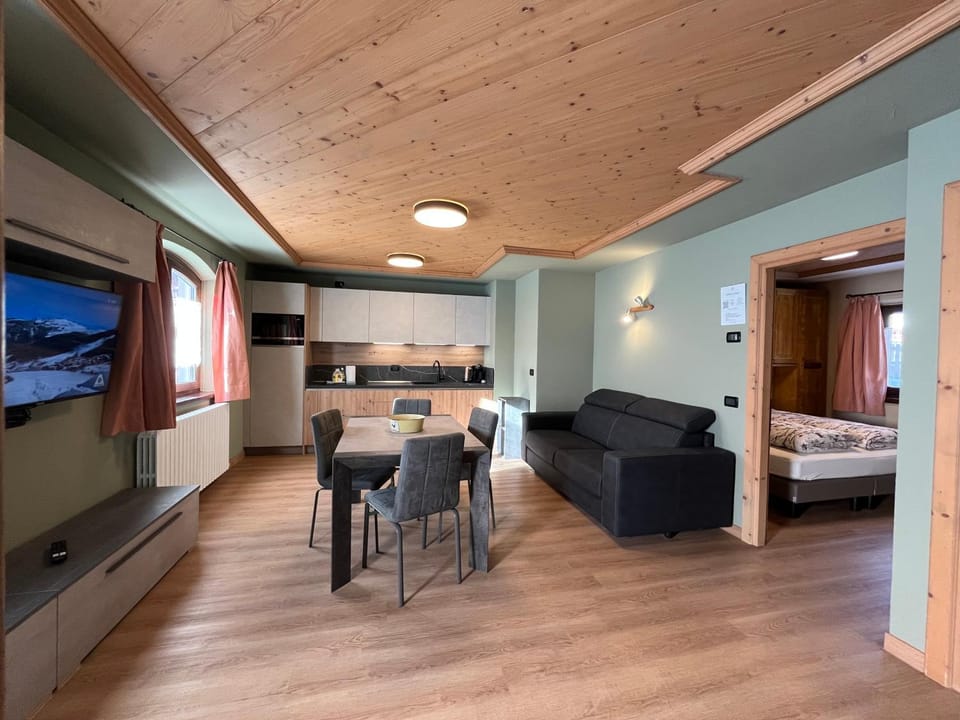 Kitchen or kitchenette, Living room, Seating area, Dining area, Bedroom
