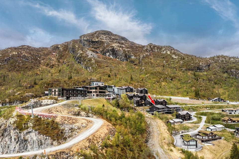 Property building, Nearby landmark, Day, Neighbourhood, Natural landscape, Mountain view