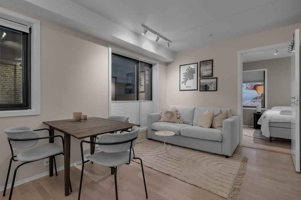 Bed, Living room, Seating area, Dining area, Bedroom