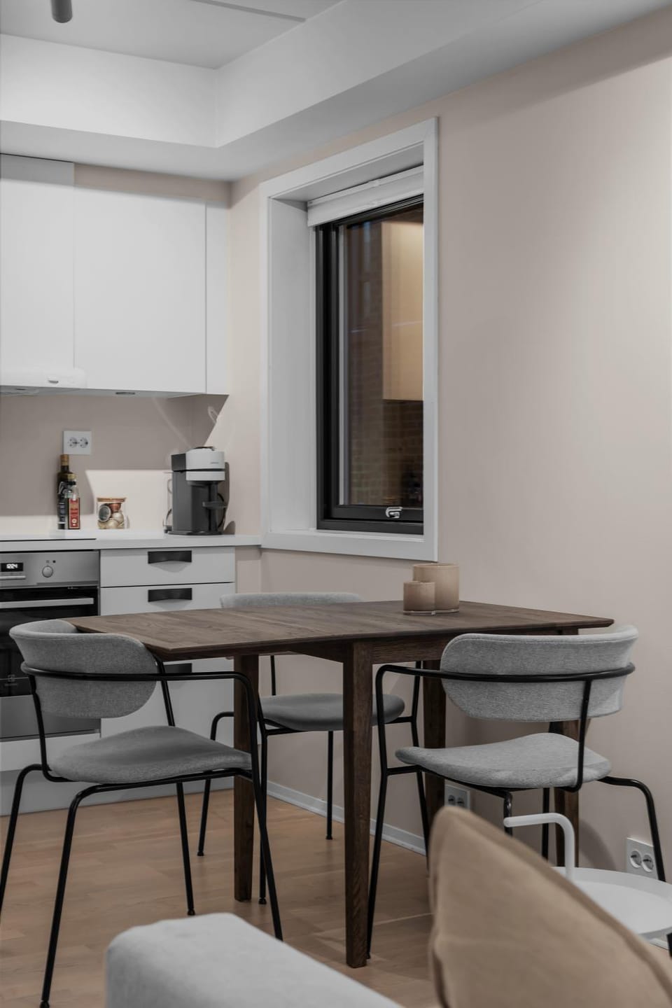 Kitchen or kitchenette, Living room, Seating area, Dining area