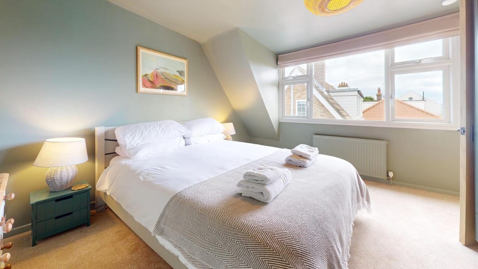 Bed, Bedroom, Sea view, towels