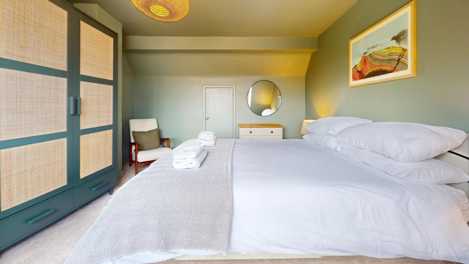 Bed, Bedroom, towels, wardrobe