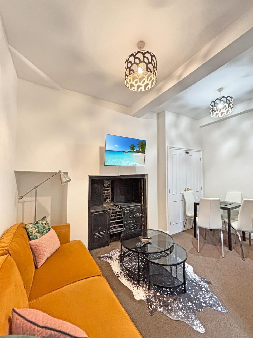 TV and multimedia, Living room, Seating area, Dining area