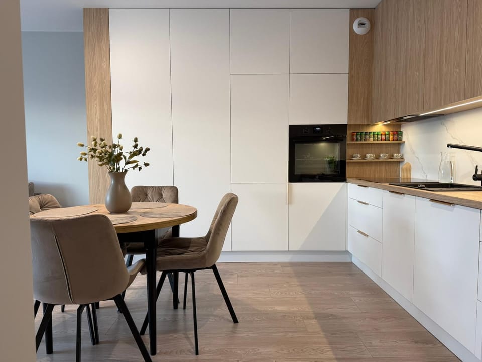 Kitchen or kitchenette, Dining area, wardrobe