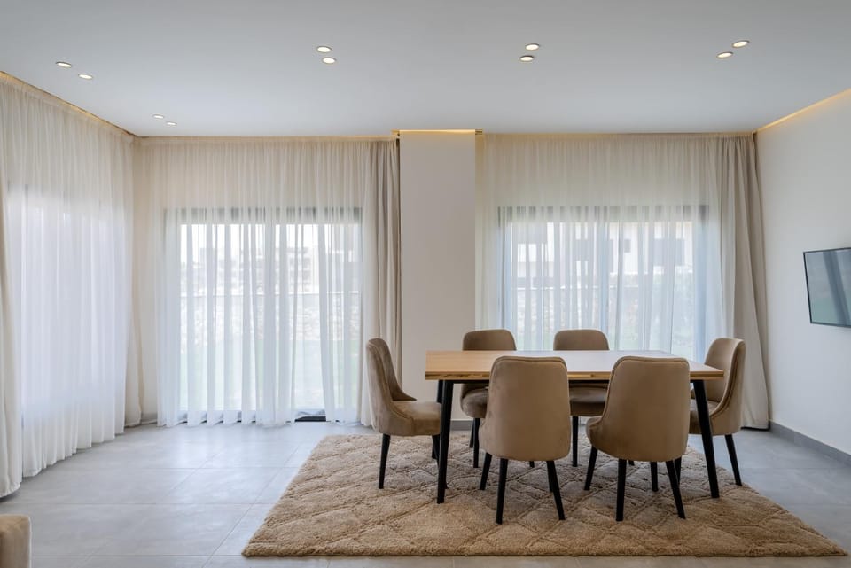 TV and multimedia, Living room, Seating area, Dining area