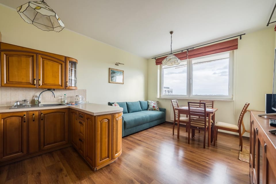 TV and multimedia, Kitchen or kitchenette, Living room, Seating area, Dining area, stove