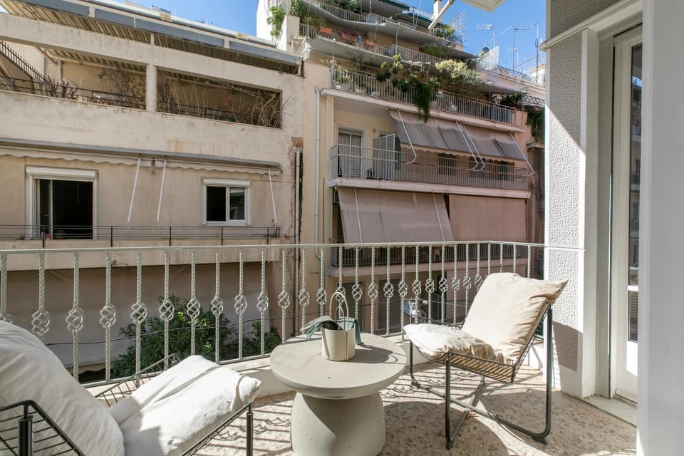 View (from property/room), Balcony/Terrace, Seating area, City view