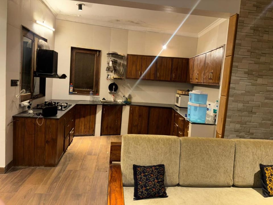 Kitchen or kitchenette, dishwasher, oven