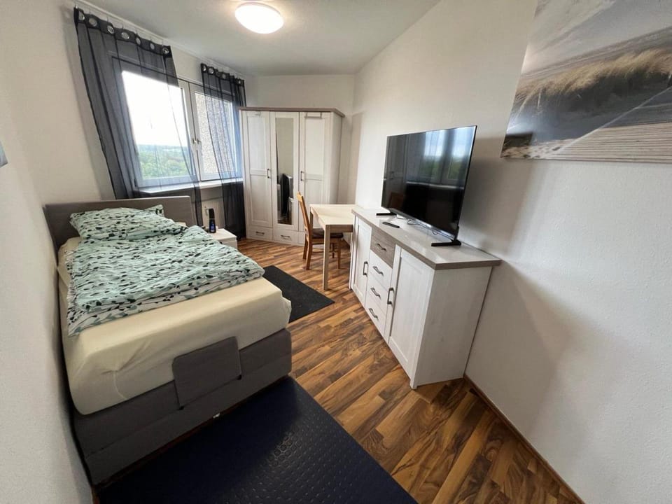 Bed, TV and multimedia, Photo of the whole room, Bedroom