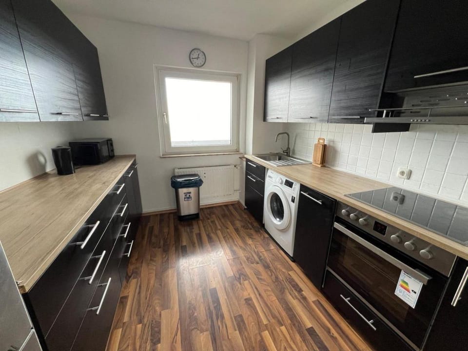 Kitchen or kitchenette, oven, washing machine