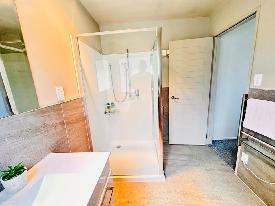 Modern Family Retreat Near Auckland City & Airport Villa in Auckland