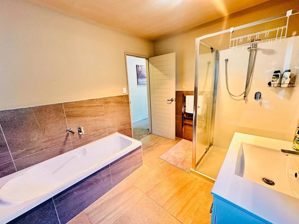 Modern Family Retreat Near Auckland City & Airport Villa in Auckland