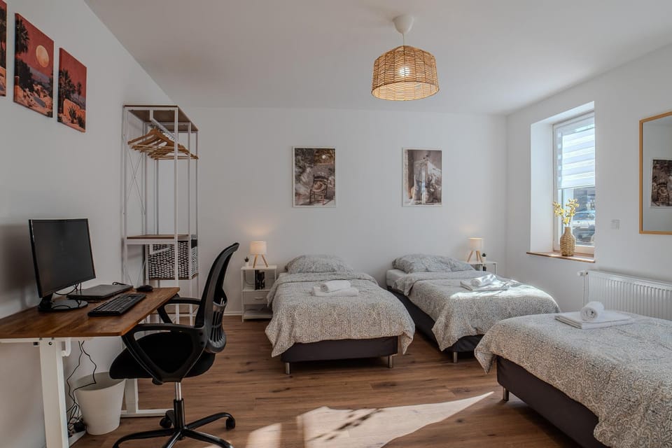 Bed, TV and multimedia, Photo of the whole room, Bedroom