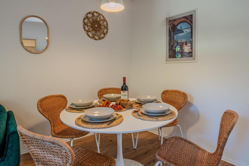 Living room, Food and drinks, Seating area, Dining area, Food