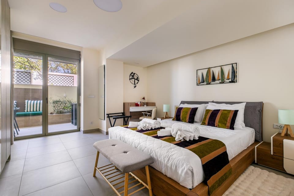 Bed, Bedroom, towels