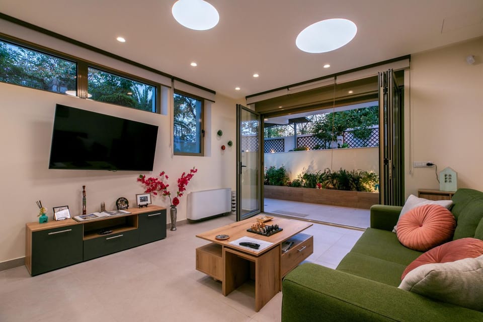 TV and multimedia, Living room, Garden view