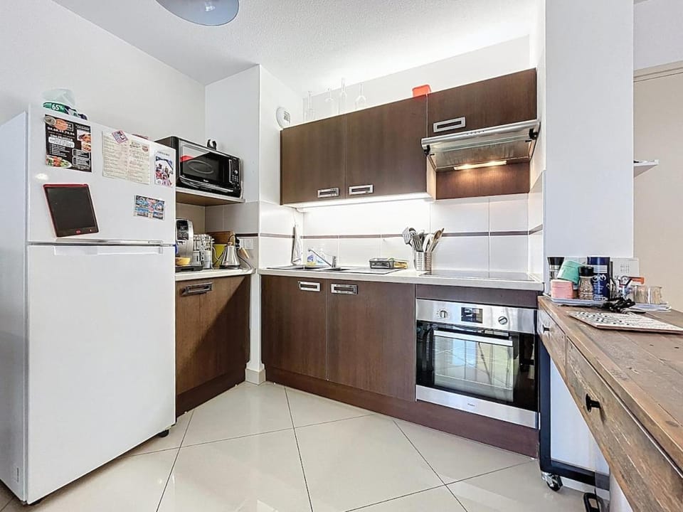 Kitchen or kitchenette, oven, stove