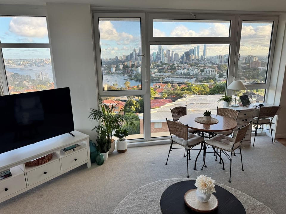TV and multimedia, View (from property/room), Dining area, City view