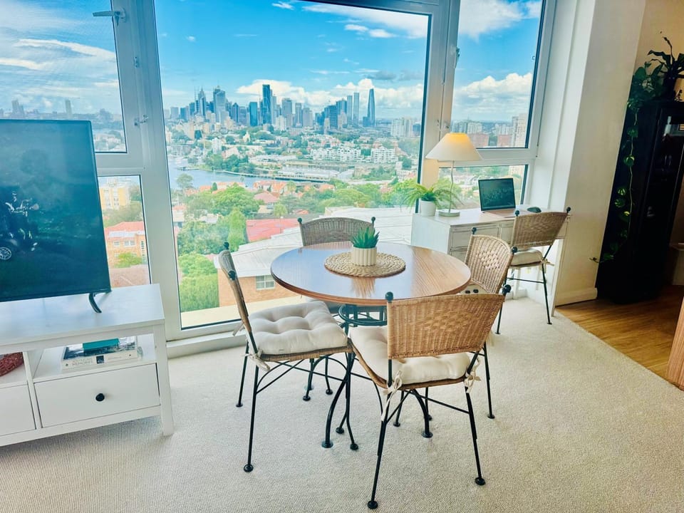 Breathtaking Harbour Bridge & Harbour Views, Corner Apartment, Free Parking Apartment in Sydney