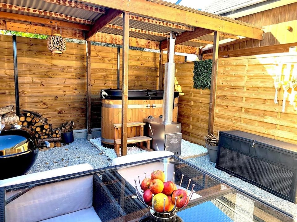 Garden, Hot Tub, Spa and wellness centre/facilities