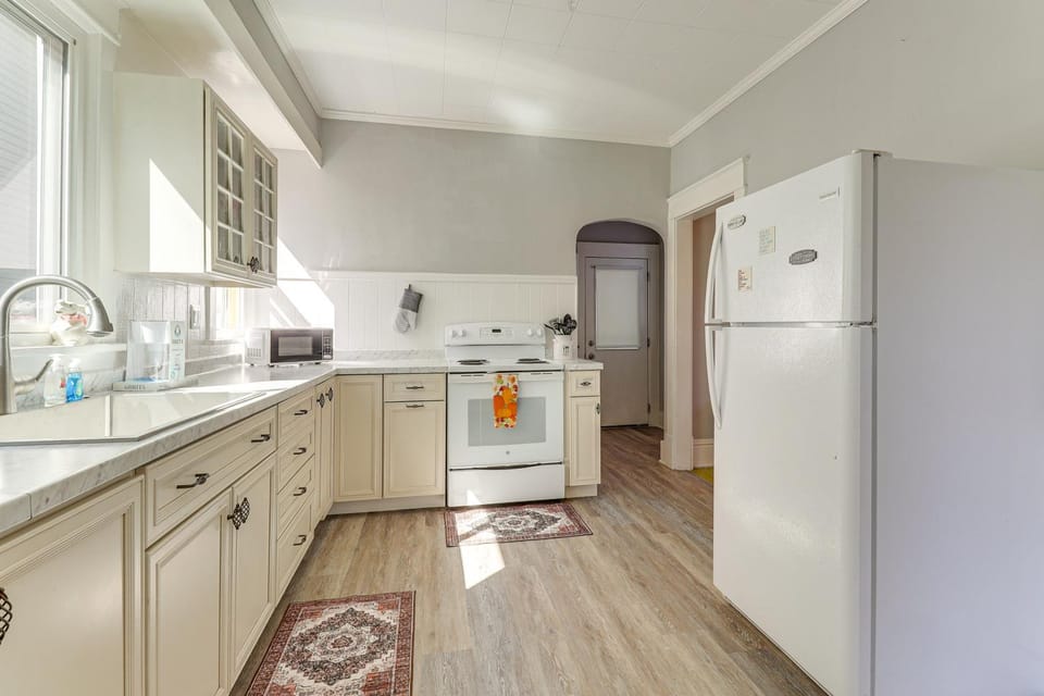 1 Mi to Dtwn & Franciscan University: Home w/ Yard House in Ohio