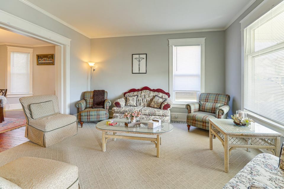 1 Mi to Dtwn & Franciscan University: Home w/ Yard House in Ohio