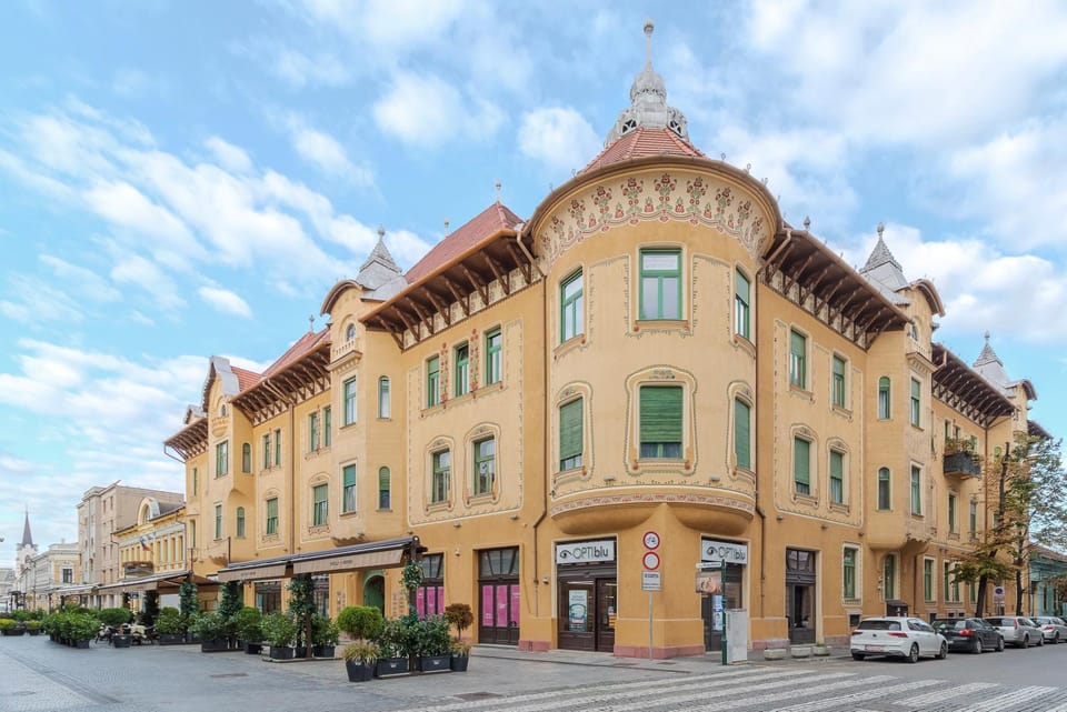 Property building, Day, Neighbourhood, City view, Street view, Location, Parking