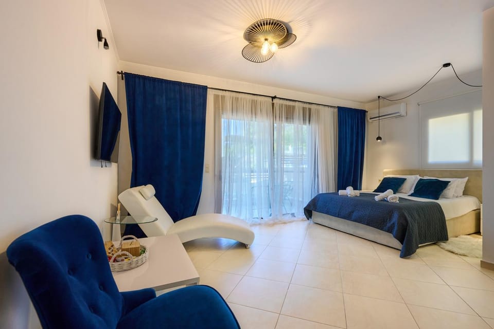 Bed, TV and multimedia, Living room, Photo of the whole room, Seating area, Bedroom