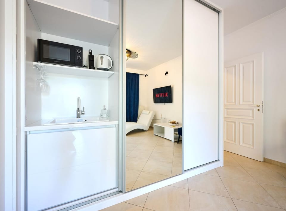 TV and multimedia, Kitchen or kitchenette, minibar, wardrobe