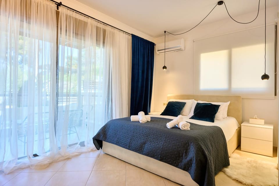 Bed, Bedroom, towels, air conditioner