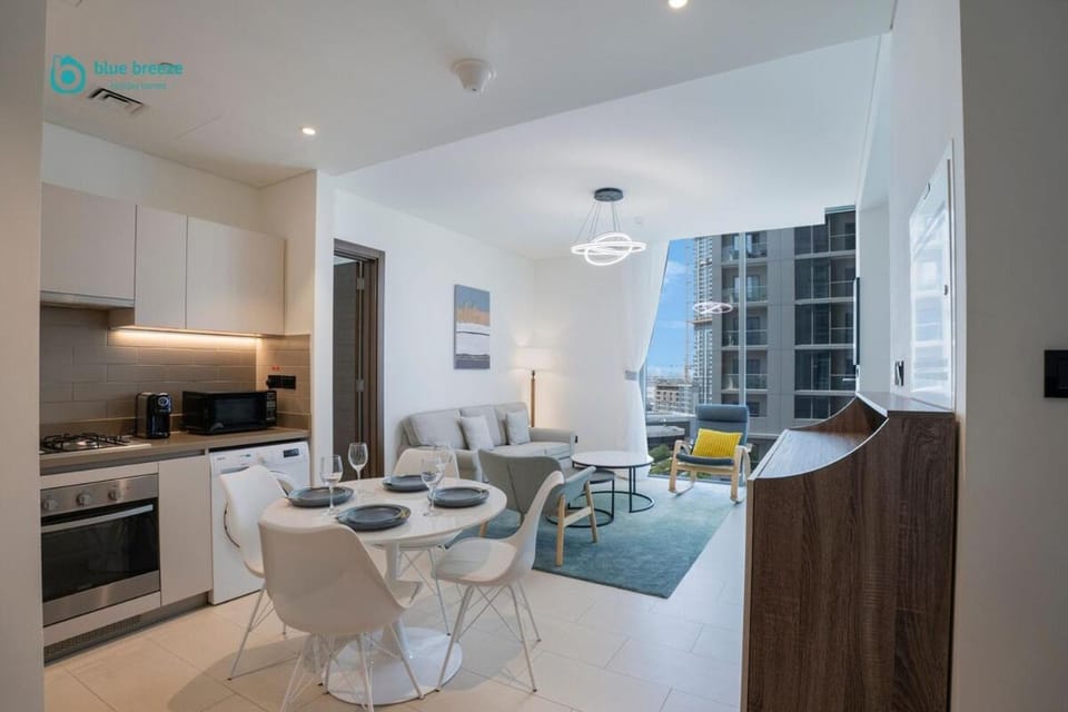 Kitchen or kitchenette, Dining area, oven