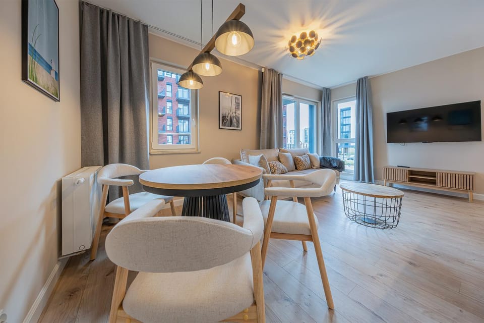TV and multimedia, Living room, Seating area, Dining area