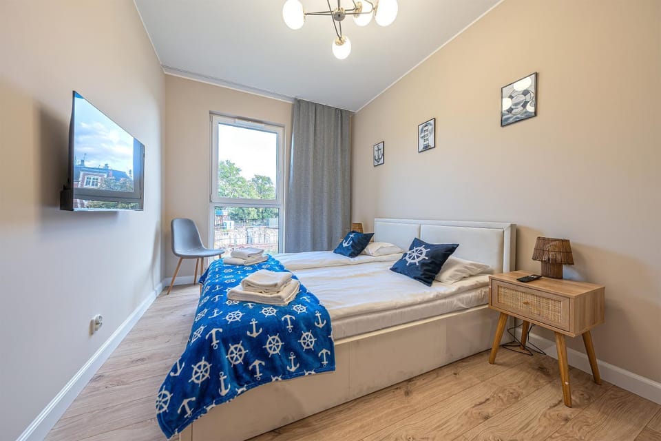 Bed, TV and multimedia, Bedroom