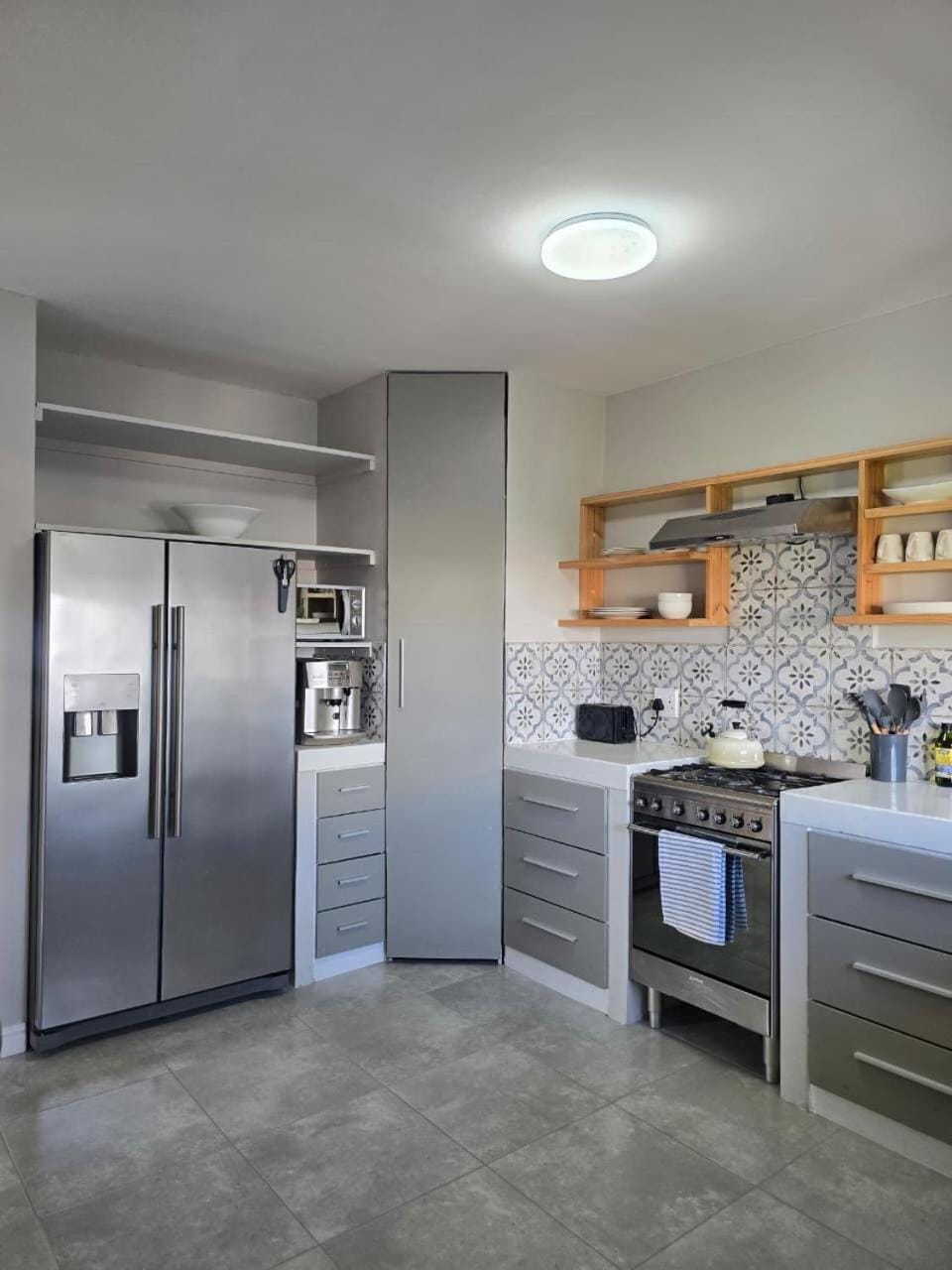 Coffee/tea facilities, Kitchen or kitchenette, dishwasher, oven, stove, toaster