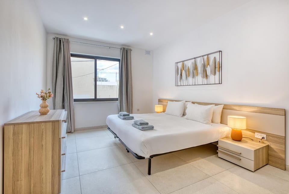 Spacious & Cozy 4-Bedroom in Sliema JELL1-2 Apartment in Sliema