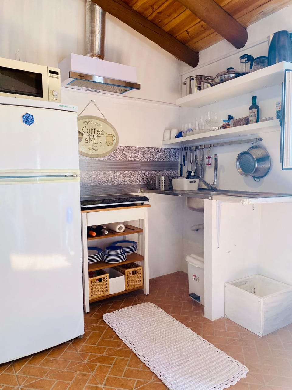 Kitchen or kitchenette, microwave, stove