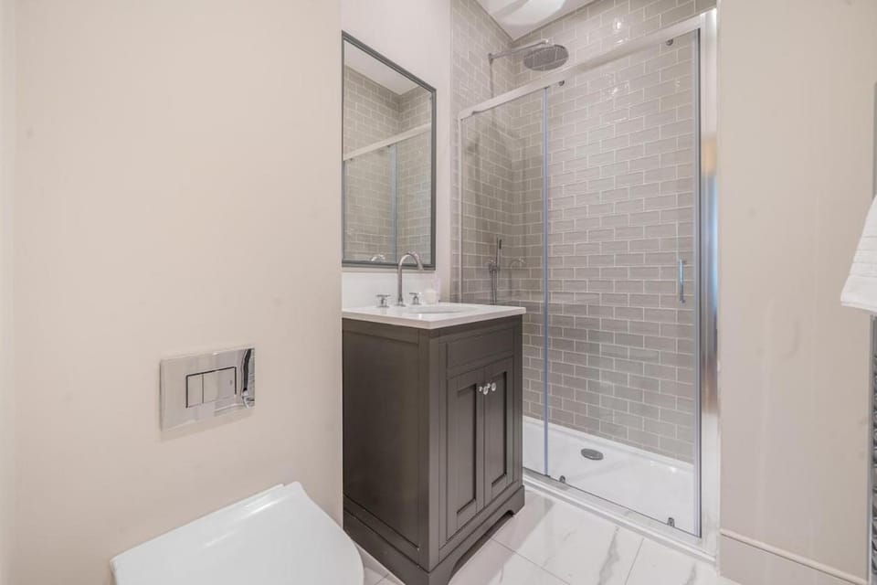 Elegant 1-Bedroom Apartment in the Heart of Bath Apartment in Bath