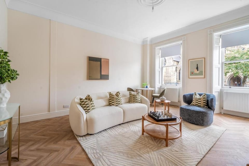 Elegant 1-Bedroom Apartment in the Heart of Bath Apartment in Bath